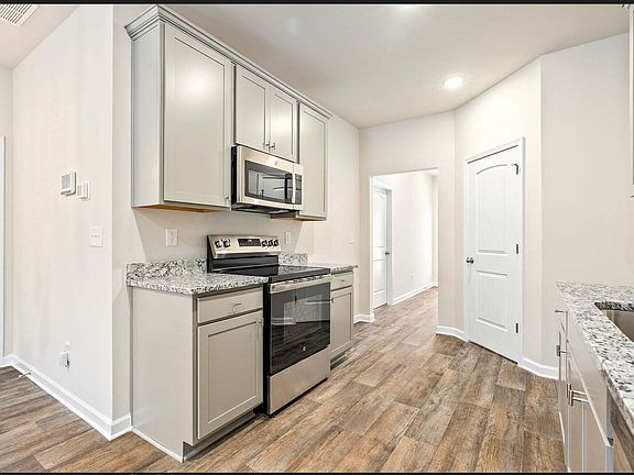 5th image of 3247 Hamlet Dr