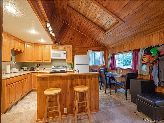 5th image of 730 NE Collins Lake Dr