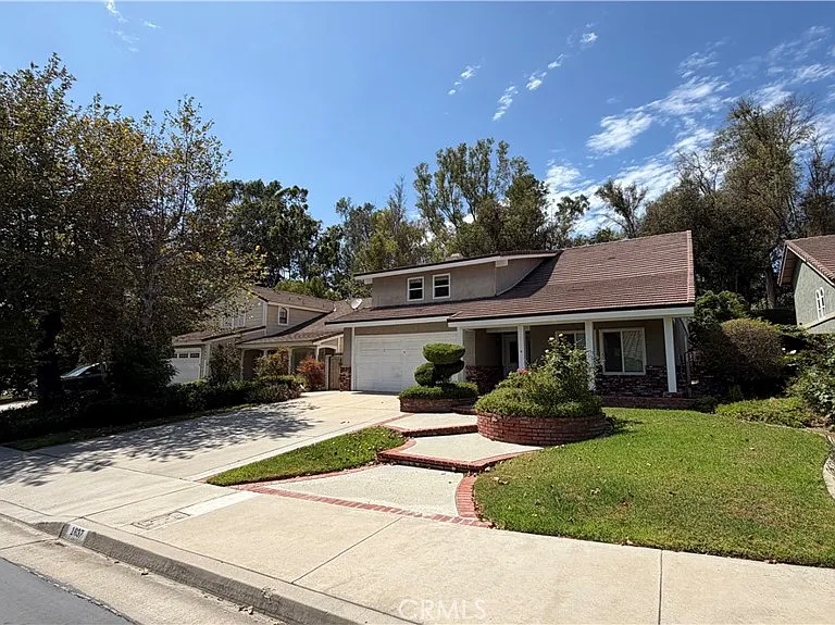 1637 Peacock Ln — Photo 2