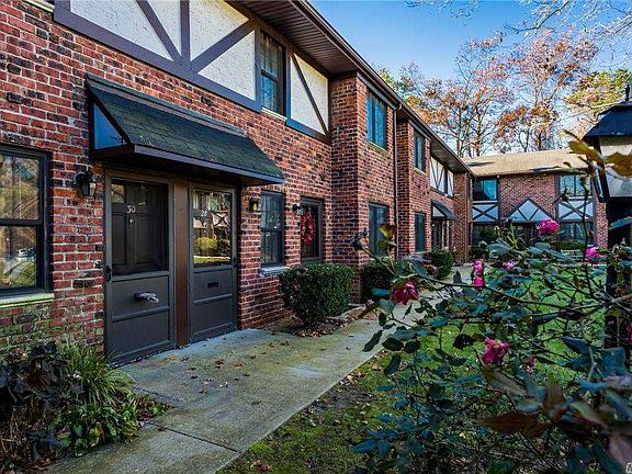 3rd image of 30 Pinebrook Pl