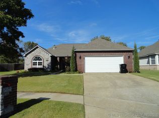 1034 W Pittsburg Pl, Broken Arrow, OK 74012
