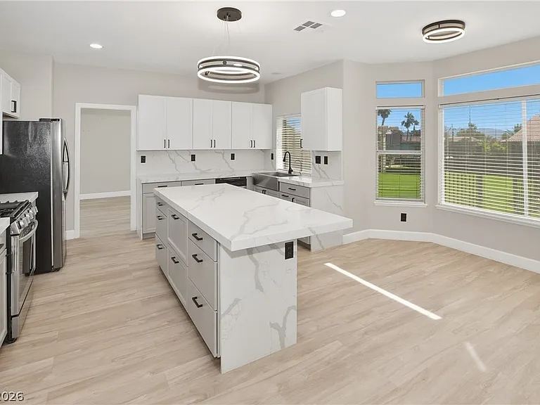 747 Canyon Crest Dr — Photo 14