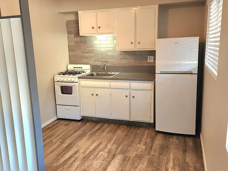 302 W Medlock Dr #6 — Photo 3