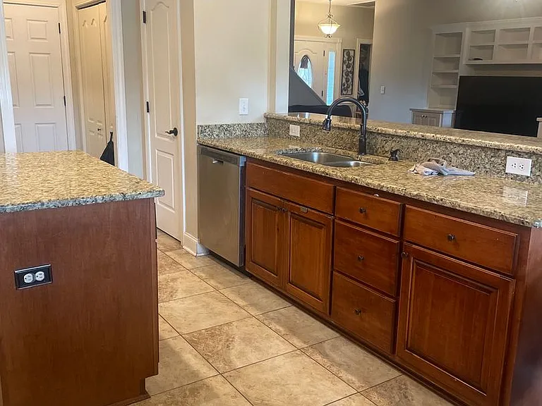 670 Uniola Dr — Photo 7