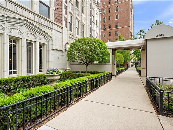 2nd image of 2440 N Lakeview Ave #6C
