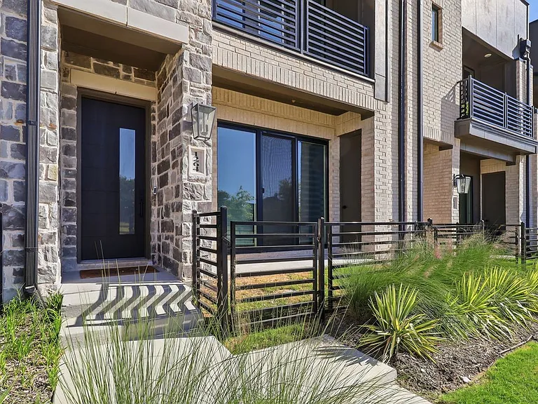 1264 Daybreak Dr — Photo 2