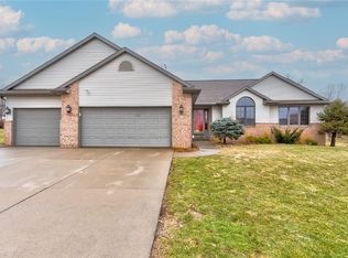60 Shelly Dr, Robins, IA 52328