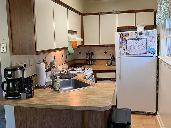 Kitchen with gas oven and cooktop