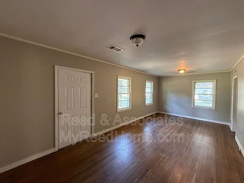 3 bed, 1.0 bath, 1068 sqft, $1,200 — Photo 3