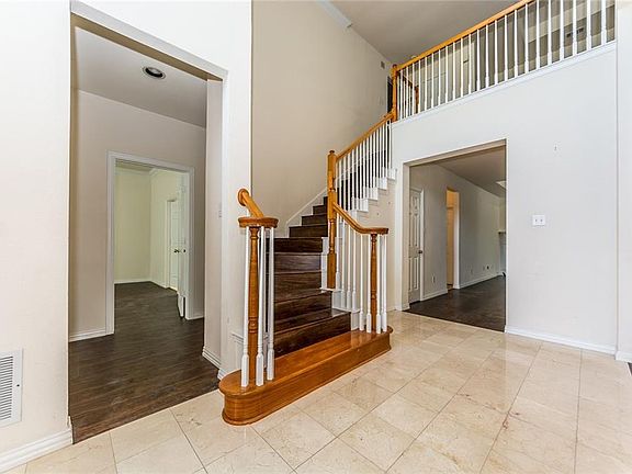 4th image of 7535 Larchmont Dr