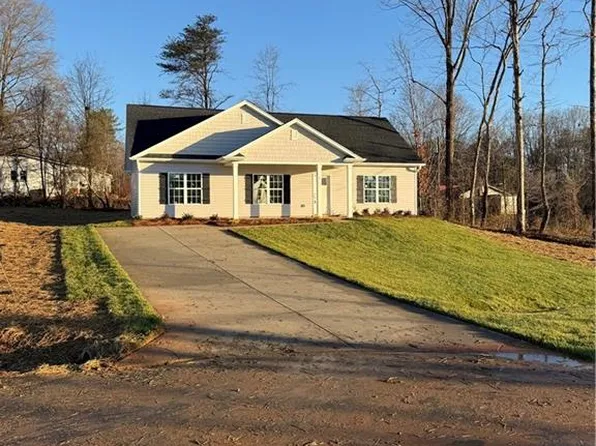 1015 Fairfield Dr, Yadkinville, NC 27055