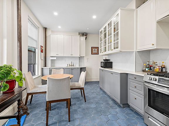 3rd image of 105 W 72nd St APT 8A