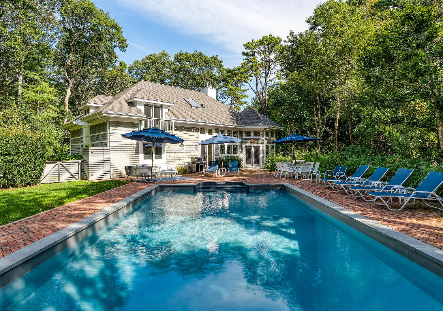 Beautiful Entertaining Areas, Easy Access to East Hampton Village — Photo 1