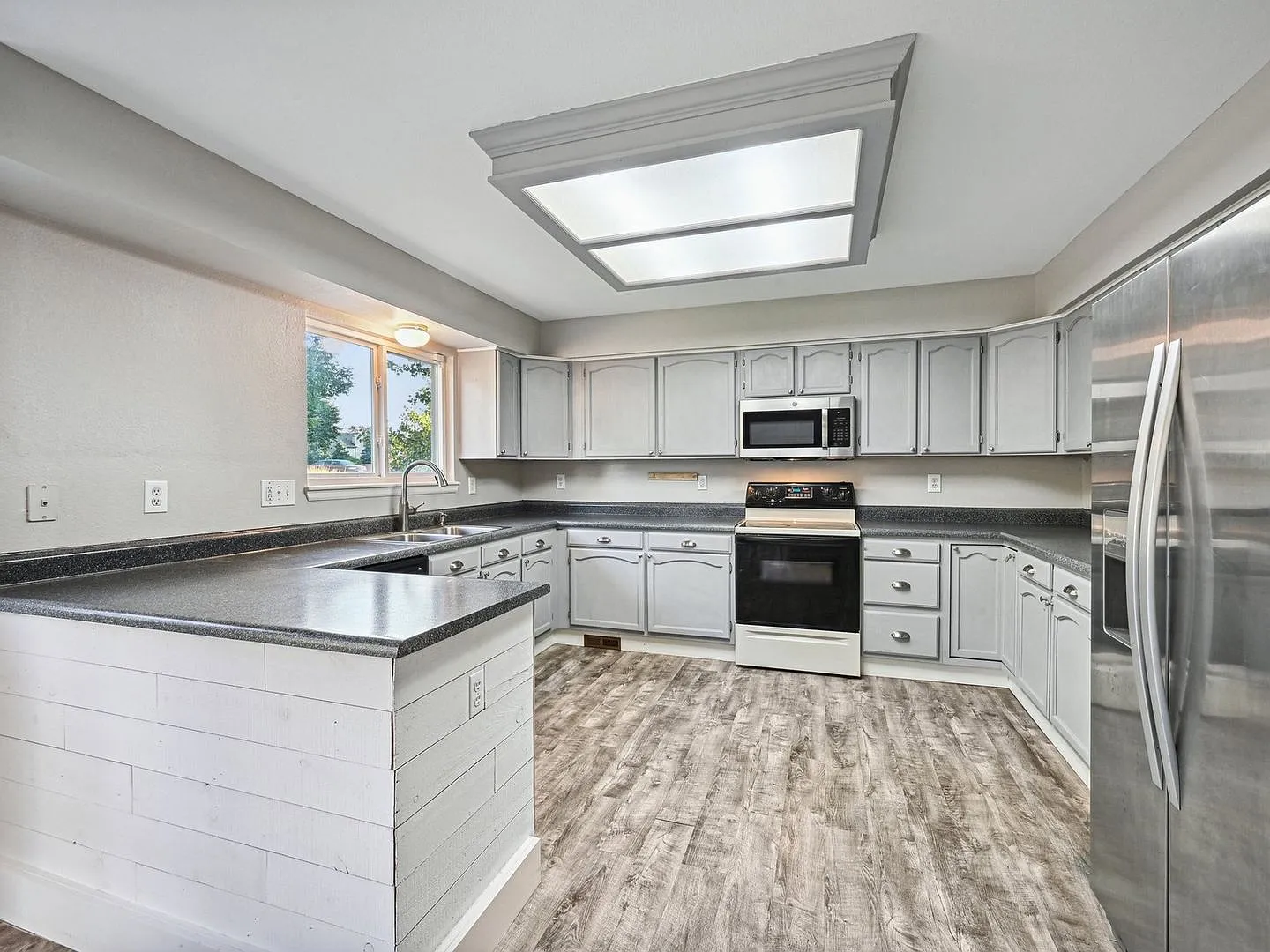 Spacious 4BR/4BA Home in Arvada Private Dog Run & Finished Basement — Photo 2