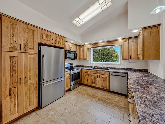 4th image of 1065 Garrison Way
