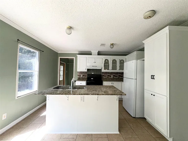 18143 Breezy Dr — Photo 12