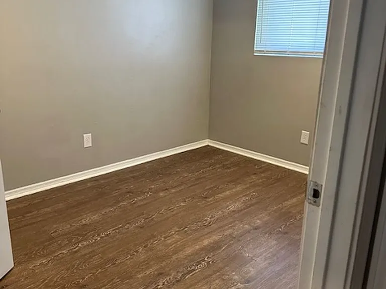 1326 N Woodburn Ave — Photo 11