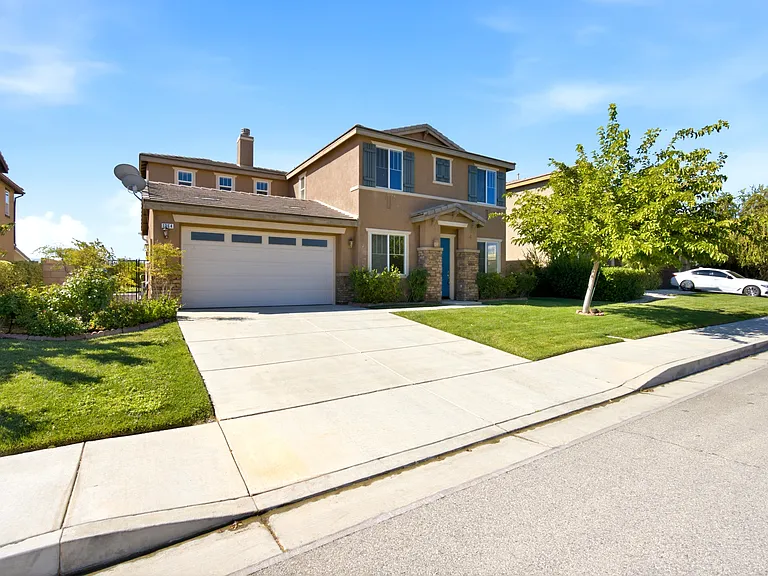 1364 Wellington Dr — Photo 2
