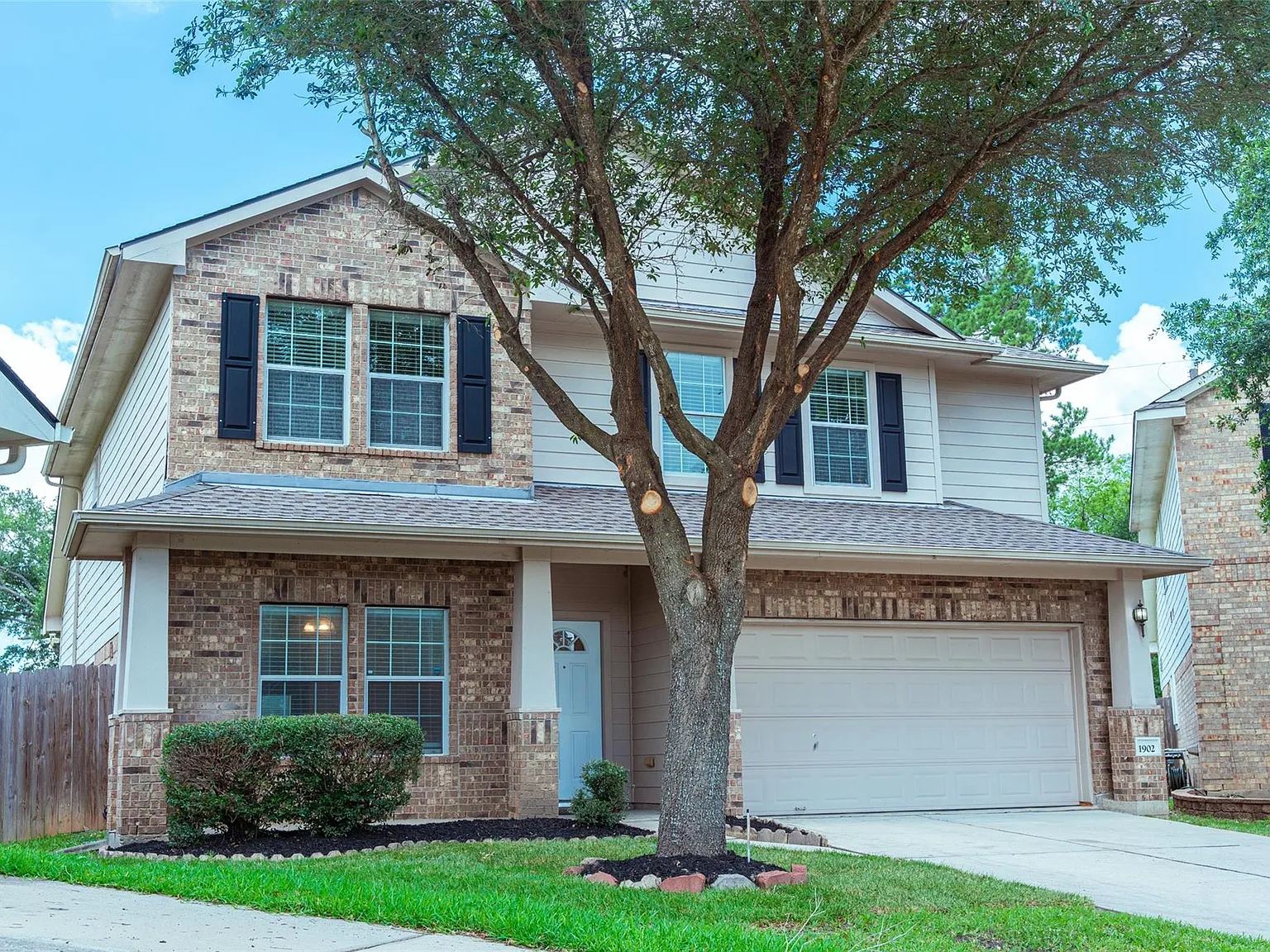 5 bed, 3.5 bath, 2884 sqft, $2,300 — Photo 2