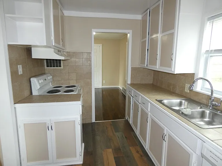 24307 Lexington Ave — Photo 9