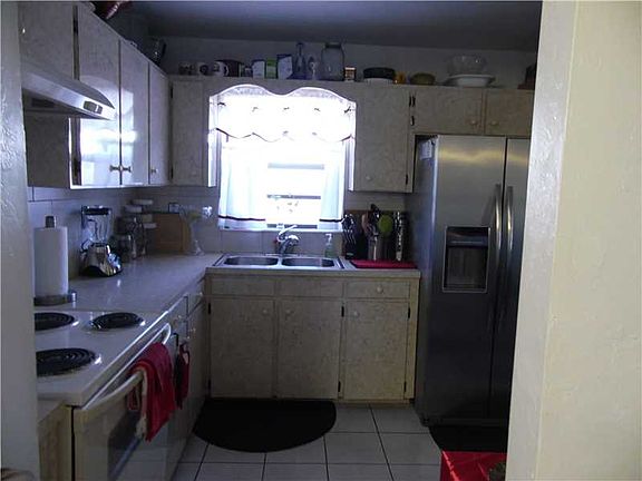 4th image of 13700 Van Buren St