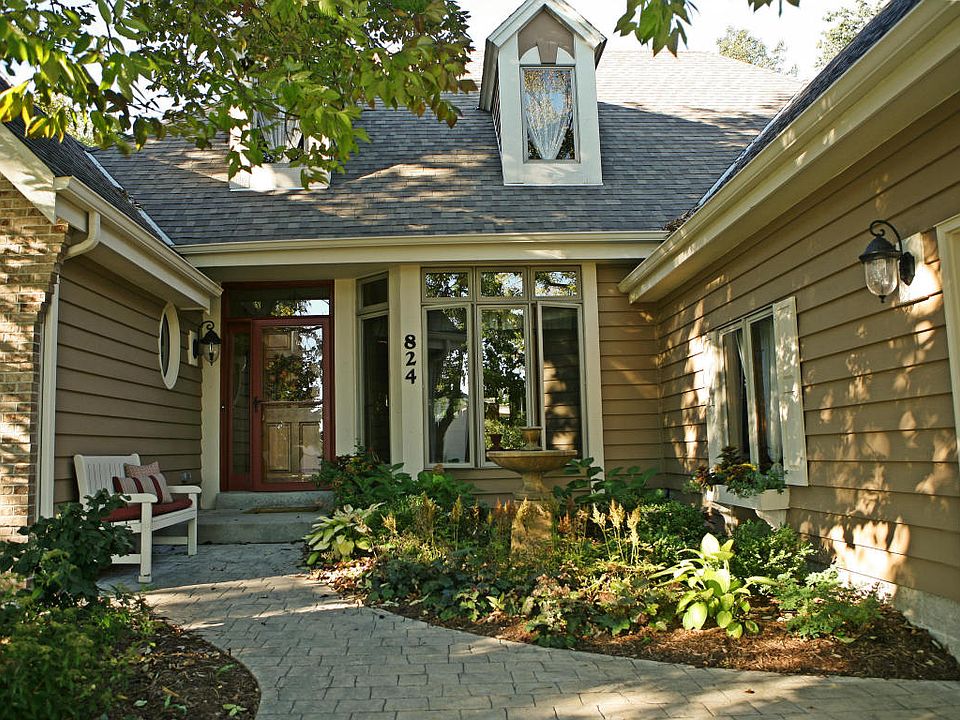 1st image of 824 Schloemer Dr