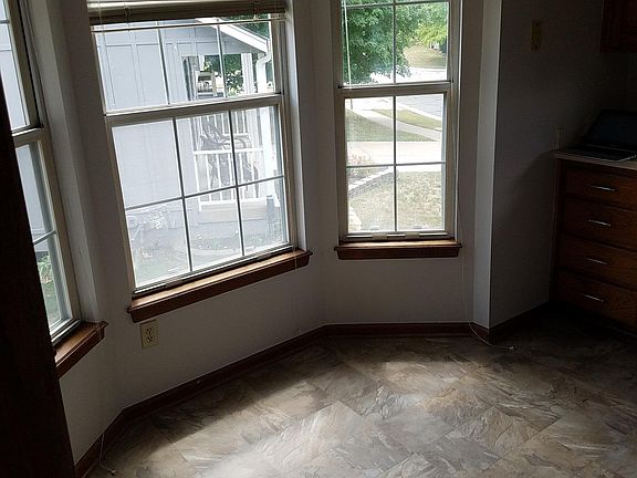 2nd image of 207 SE Greystone Dr