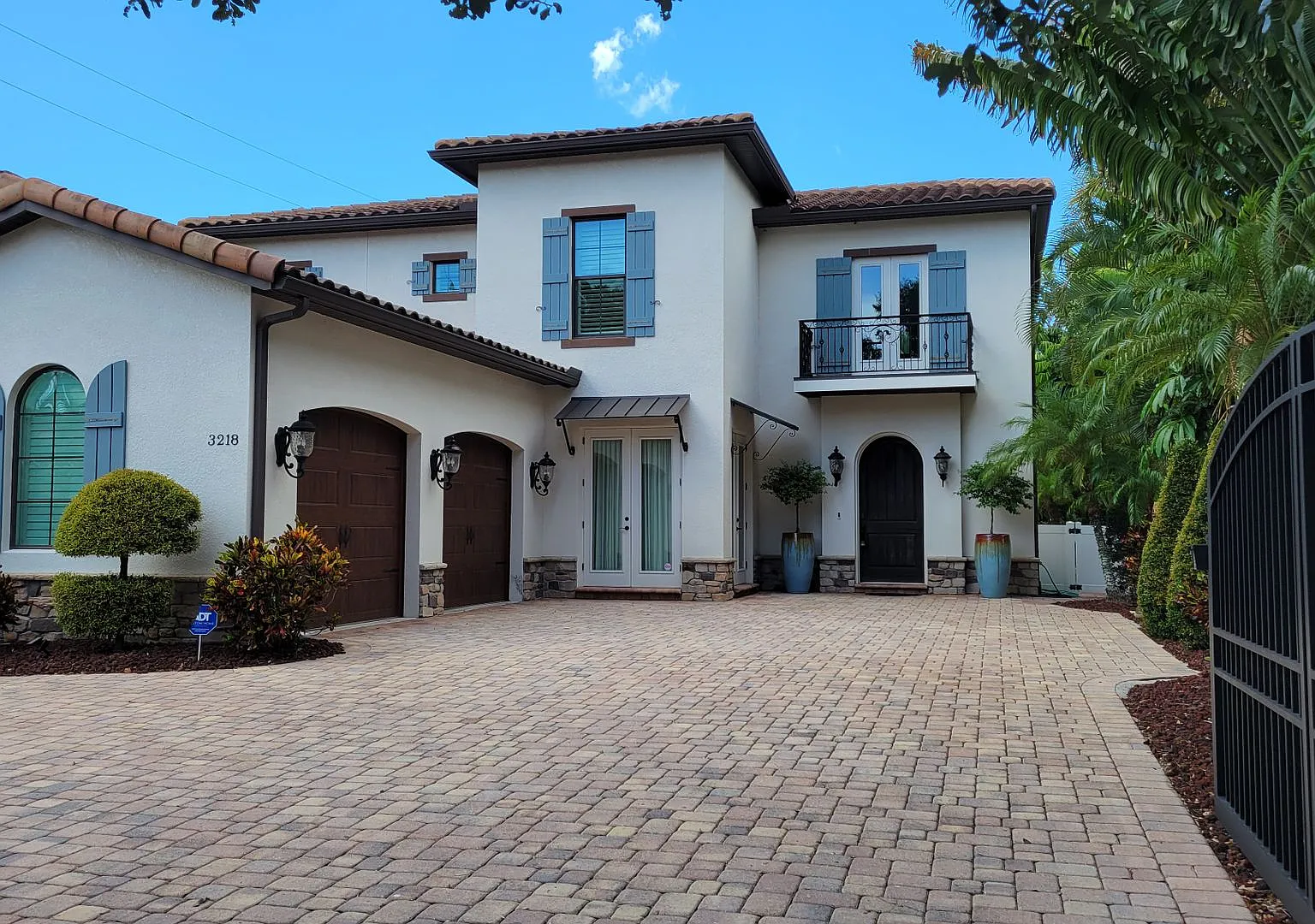 Seasonal stunning 5/5 pool home west of trail near Siesta Key! — Photo 2