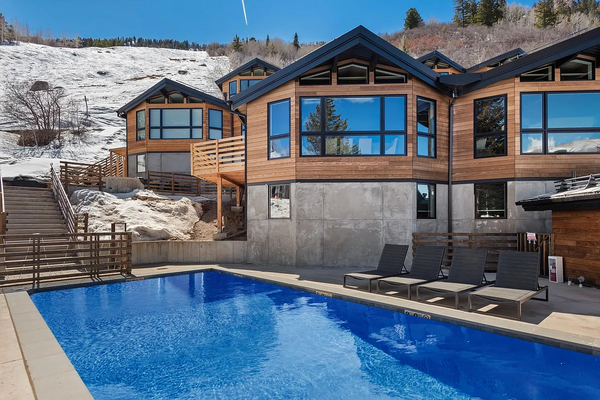 Building Photo - 809 S Aspen St #13