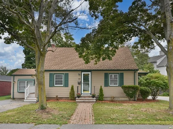 128 Collins St, Danvers, MA 01923