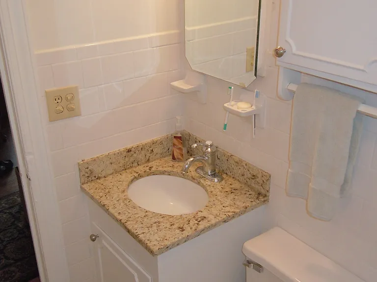 909 Rockland Ave — Photo 18