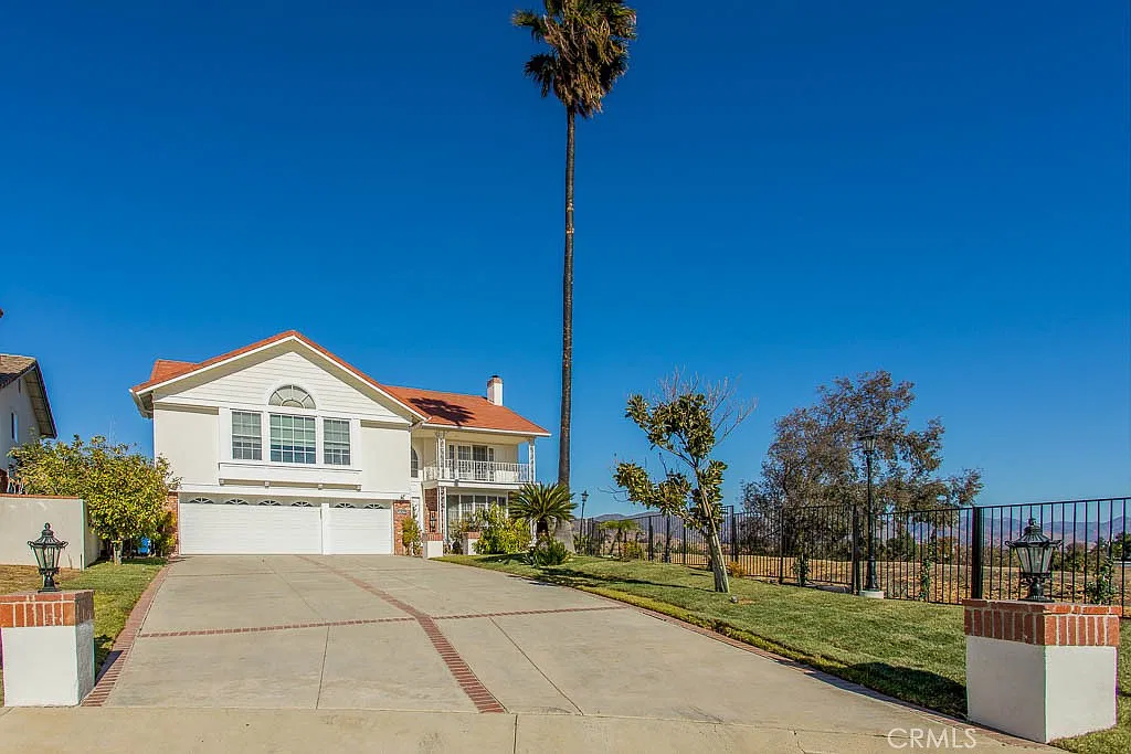 5 bed, 4.5 bath, 4300 sqft, $8,800 — Photo 2