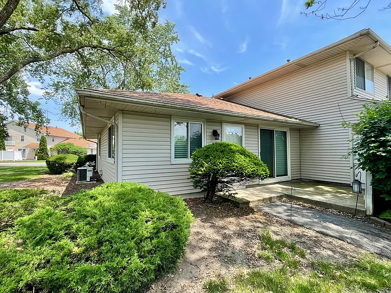 2367 Carnation Dr — Photo 1
