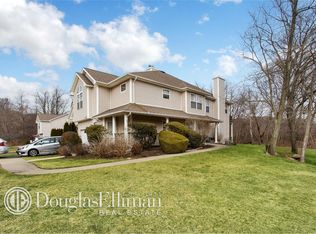 401 Willow Pond Dr, Riverhead, NY 11901