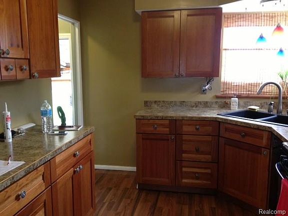 3rd image of 30463 Rosslyn Ave