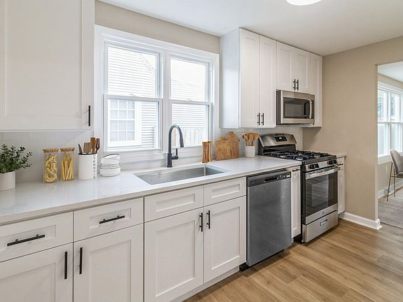 3rd image of 9934 Herrick Ave