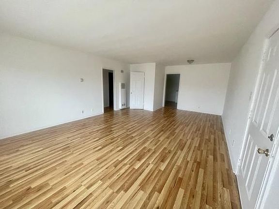 3rd image of 310 E Hyde Park Blvd APT 4
