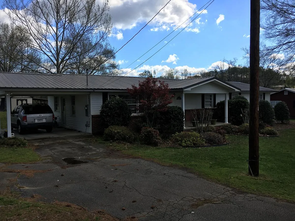 Front - 141 Sunshine Dr NE