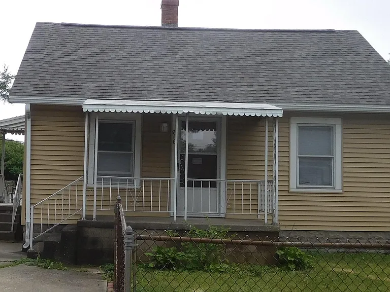 416 Zessin St — Photo 2
