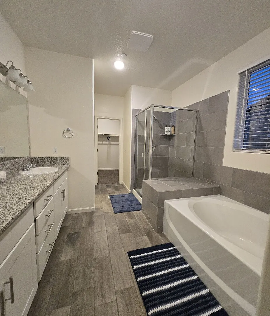 Elegant Tulare Retreat with Alluring Style and Comfort for Families — Photo 3