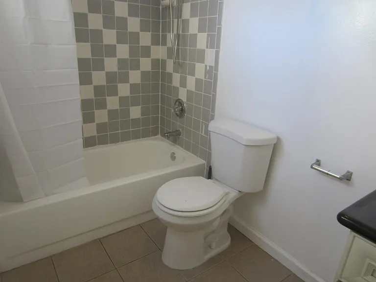 1223 E 15th St #1223 — Photo 9
