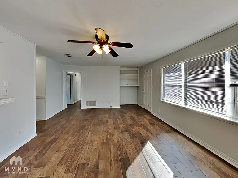 204 W Pioneer St — Photo 2