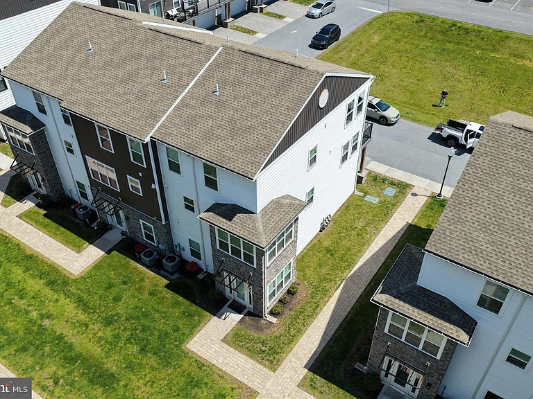 121 High Pointe Dr #38 — Photo 2