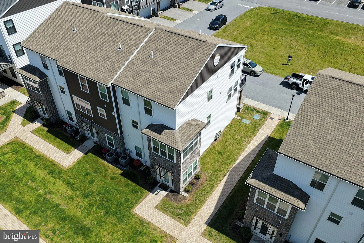 Building Photo - 121 High Pointe Dr #38