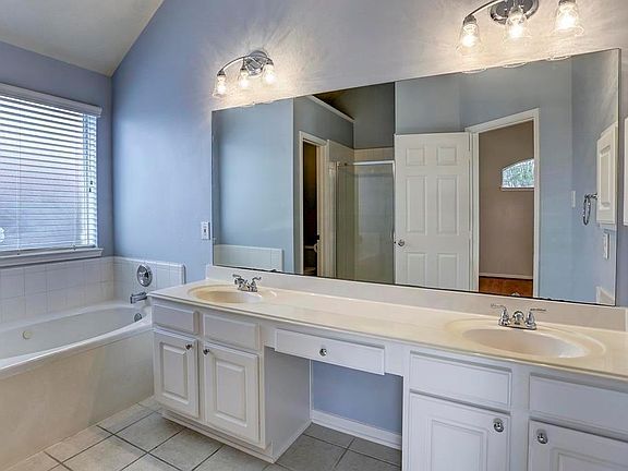 5th image of 7831 Autumn Hollow Ln