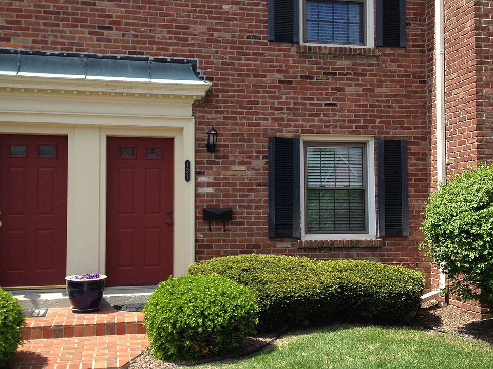 1st image of 121 Hampton Dr #121