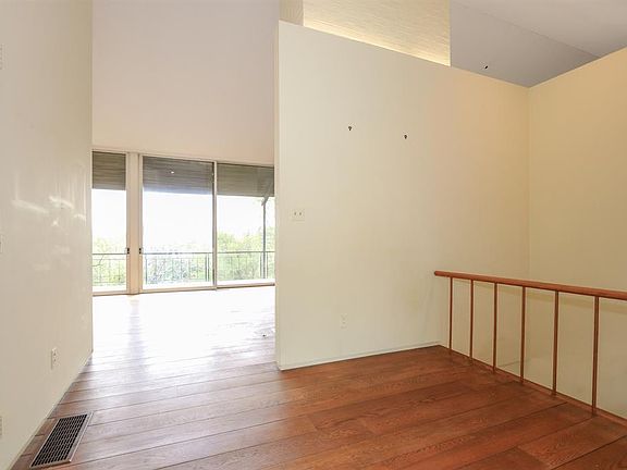 3rd image of 2691 Grandin Pl