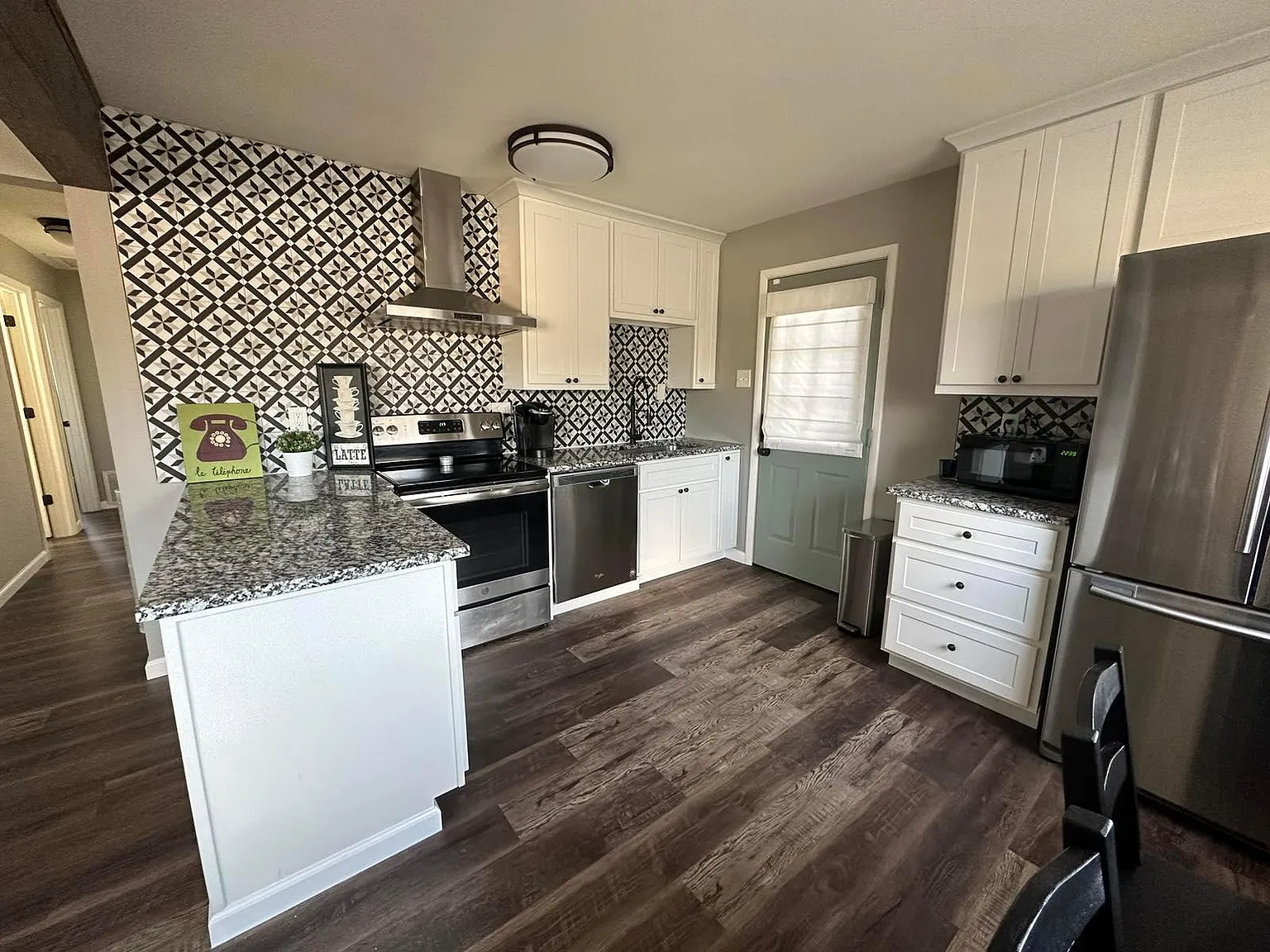 3 bed, 864 sqft, $2,700 — Photo 2
