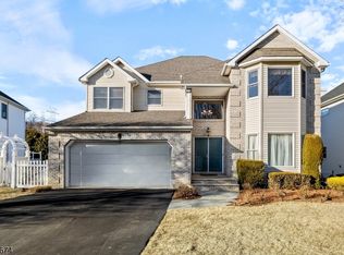 70 Seasons Glen Dr, Morris Plains, NJ 07950