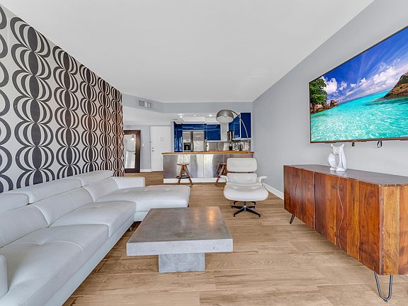 4th image of 3004 NE 5th Terrace #206-c